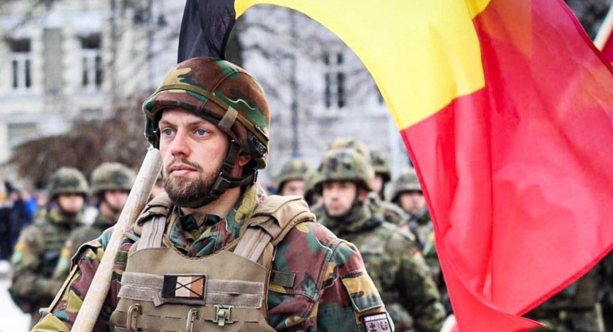 Soldier with Belgian flag / Open-source photo