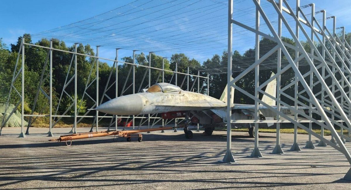 Su-27 under an improvised anti-drone canopy, September 2023 / Open source photo