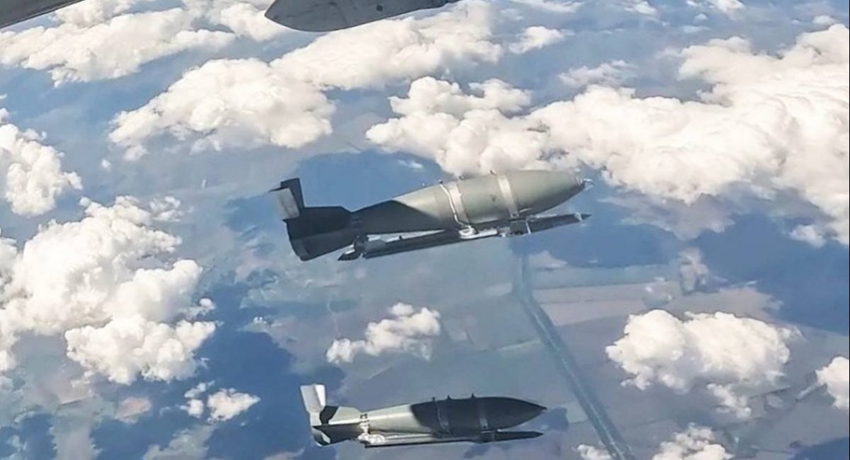 Drop of FAB-type air-dropped bomb equipped with UMPK unified gliding and correction module) / Open source photo