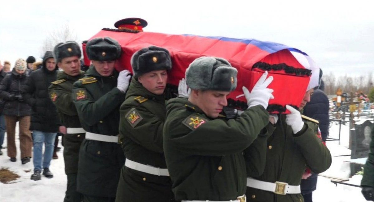 Illustrative photo: russian servicemen carrying their comrade / Phorto credit: BBC News