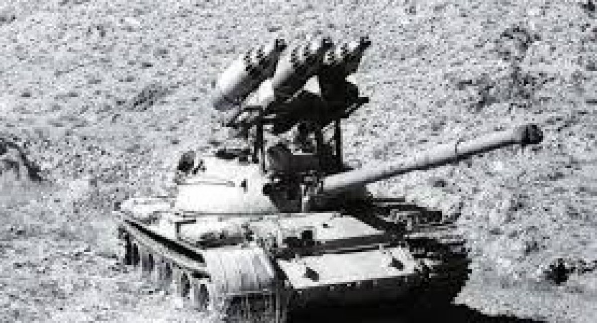 Một chiếc xe tăng T-62 MBT của Liên Xô với các thùng chứa UB-32 ở Afghanistan / Ảnh lưu trữ nguồn mở