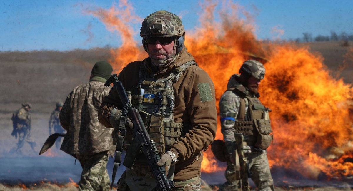 Ukrainian soldiers are getting ready to participate in war at a training ground in Ukraine / AP Photo by Kateryna Klochko