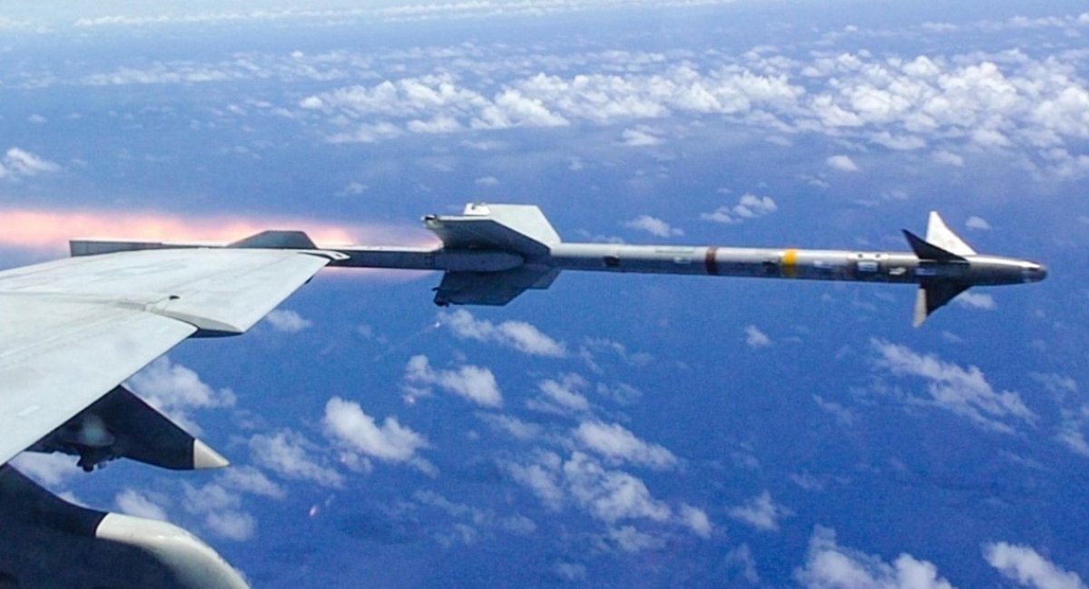 Launch of AIM-9M missile / Photo credit: NAVAIR