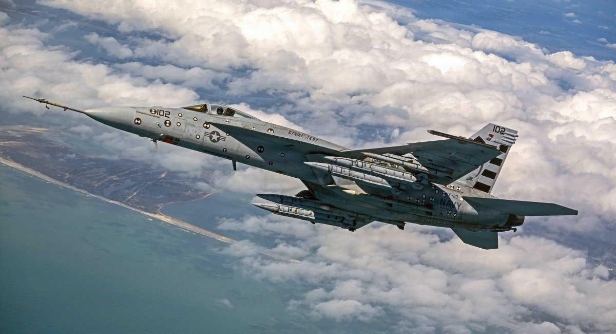 An F/A-18E/F carrier-based fighter carrying the new AIM-424 LRAAM during testing / Photo credit: U.S. Navy