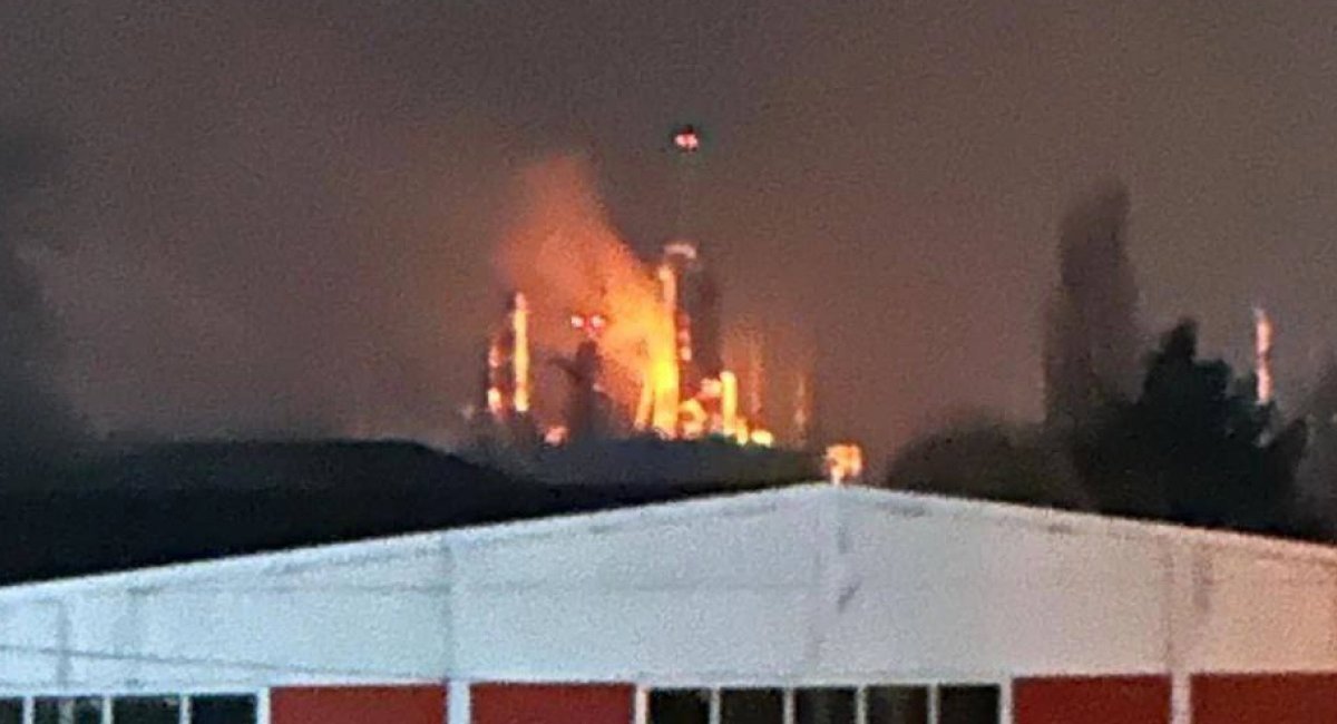 russian oil refinery on fire / open source