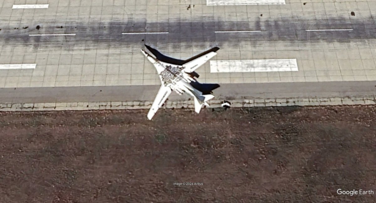 A Tu-160 of the russian Aerospace Forces covered in tires at the Engels air base, August 2024 / Satellite imagery credit: Google Earth