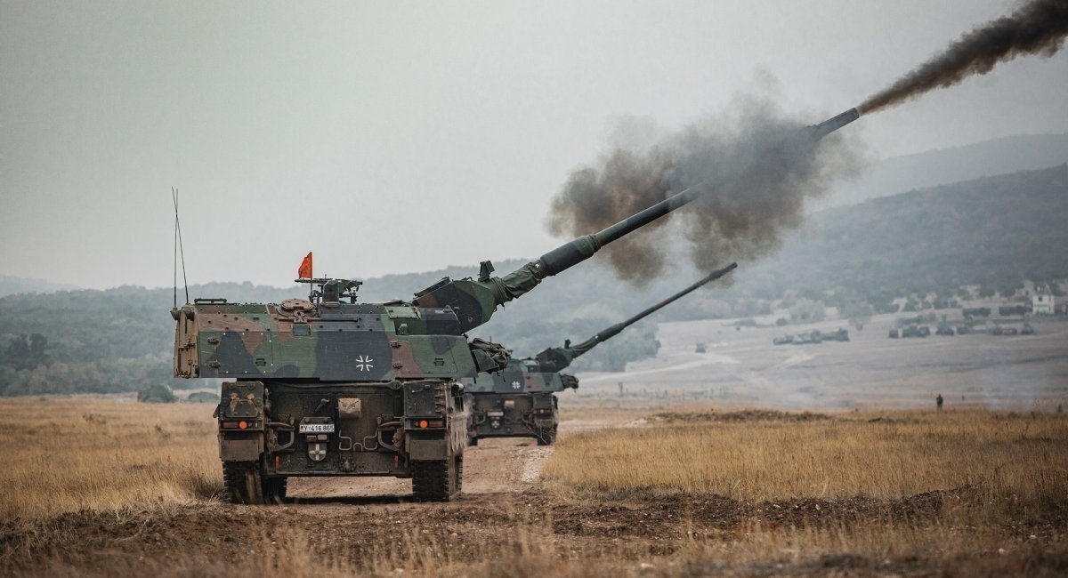 PzH 2000 self-propelled howitzer fire, the photo is illustrative