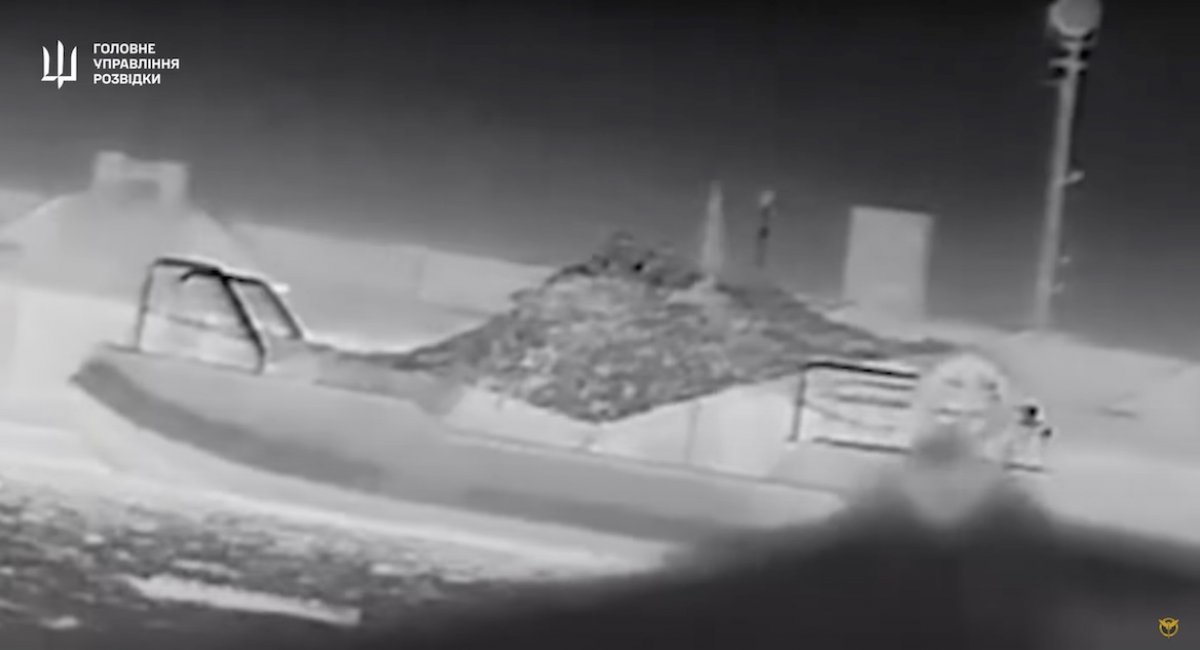 The Defense Intelligence of Ukraine destroys russian vessel in Vuzka Bay / screenshot from video 