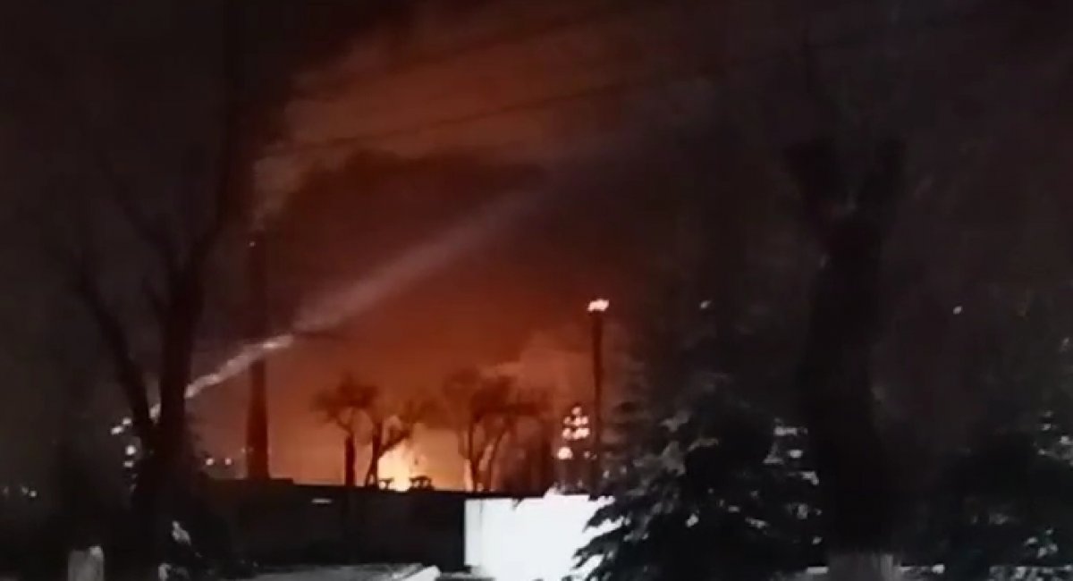 Fire breaks out at oil refinery after Ukrainian attack in the Saratov region / Screenshot from open source video