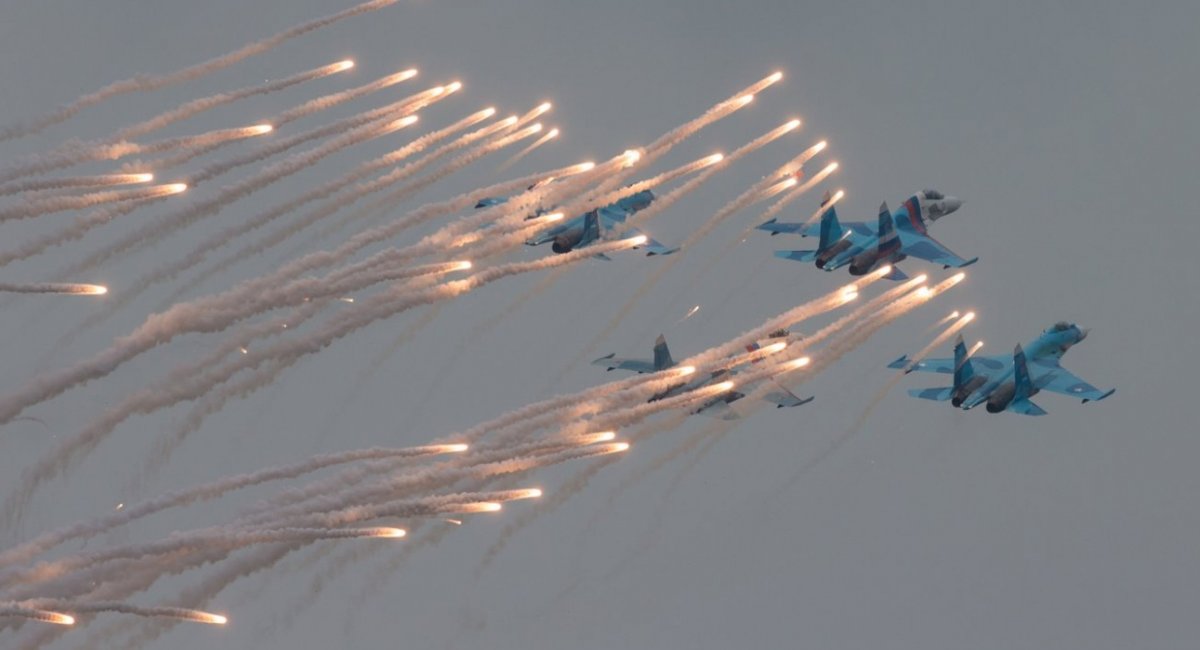 Russian pilots of Su aircraft demonstrate how does thermal traps work