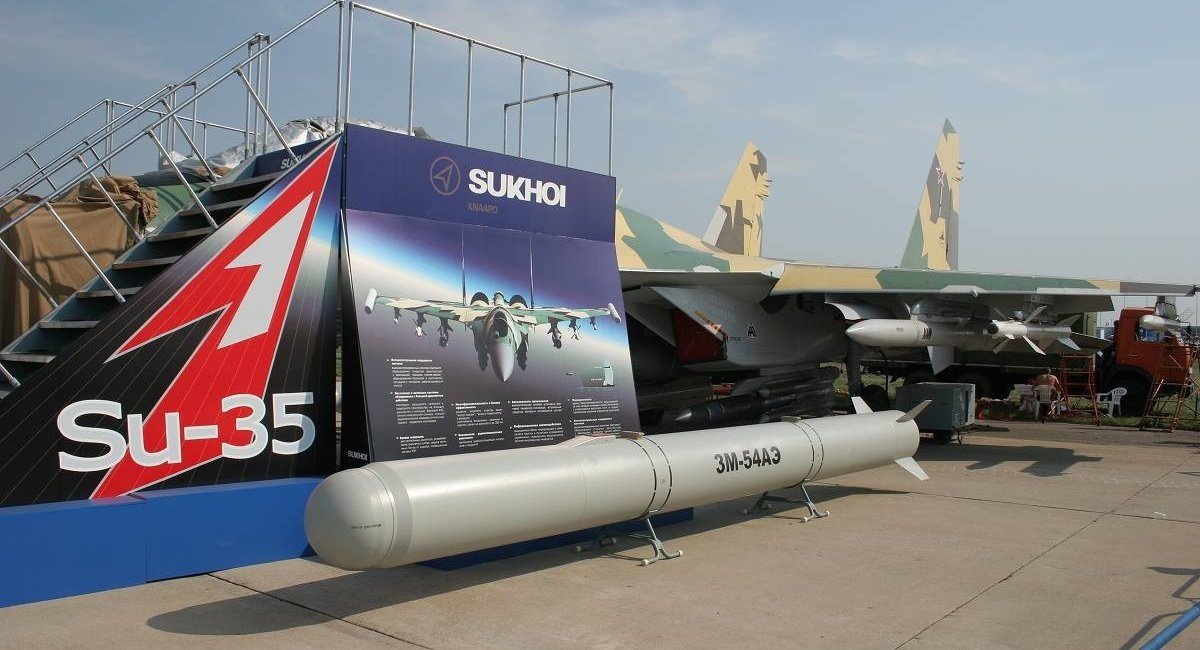 3M-54AE Kalibr-A three-stage anti-ship missile mockup at an exhibition next to a Su-35 fighter / Open source archive photo