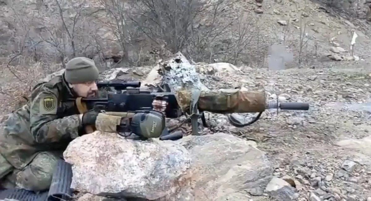 Ukrainian soldierwith a modified PM M1910 Maxim machine gun, March 2023 / Open source photo