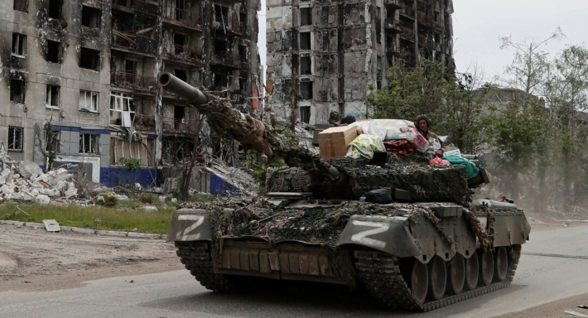 russian invaders transport looted in Ukraine household items / Photo credit: Reuters