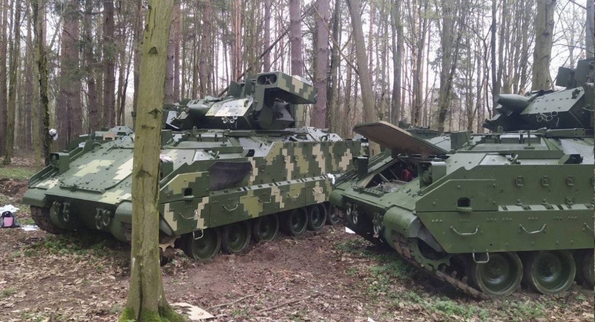 The American M2 Bradley IFVs are rewearing camouflage somewhere to take a place in the ranks of the Armed Forces of Ukraine to fight russian invaders  / Open source photo