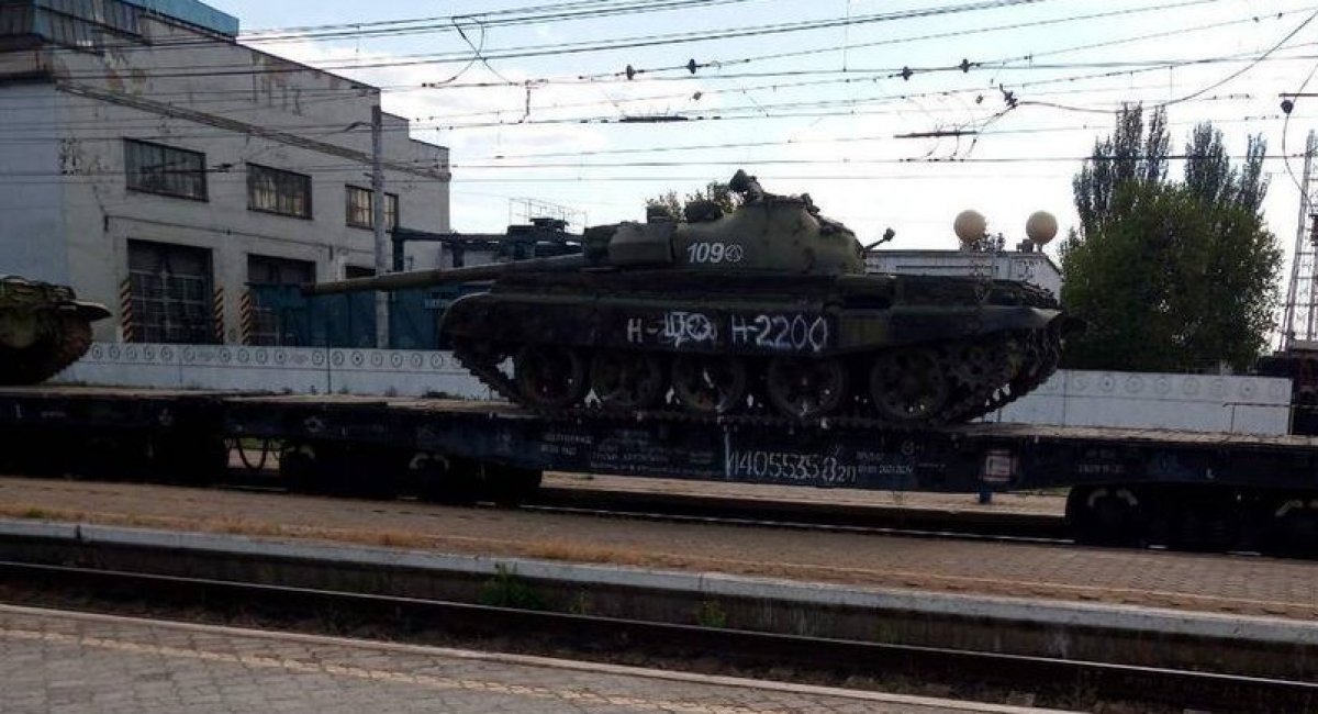 "Ancient" T-62M tanks were spotted in occupied Melitopol on May 25 / Photo credit: Ukraine Weapons Tracker, open sources