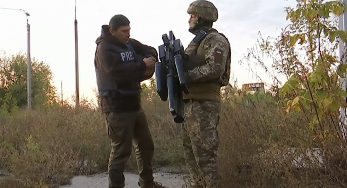 Ukrainian soldier holding an anti-drone jamming gun by NT Service, Lithuania / Screenshot from a TSN news program