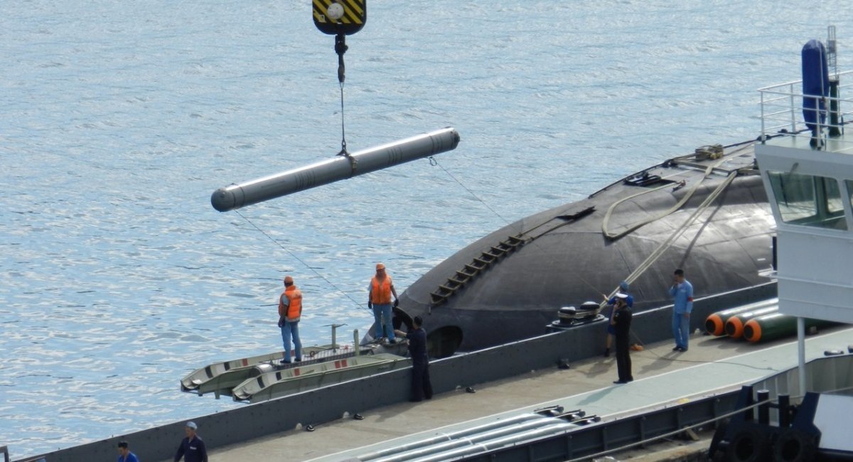 Illustrative photo: a Kalibr missile is being loaded into the tube of a Project 636 submarine in the occupied Sevastopol, Crimea / Open source photo