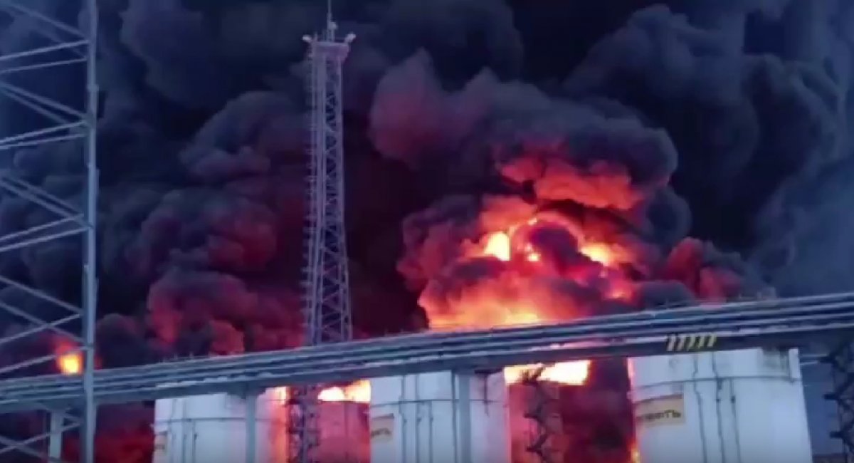  Ukrainian drones attacked oil depot in the town of Klintsy, Bryansk Oblast, russia / Screenshot from open source video