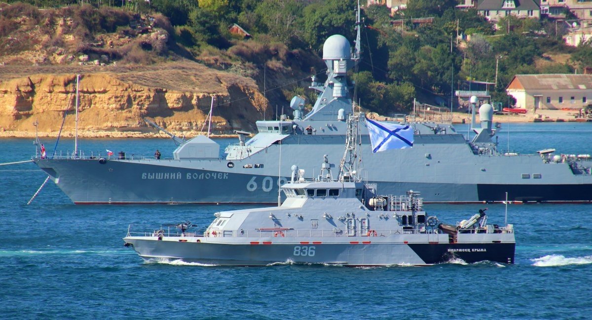 russian Grachonok-class boat against the backdrop of the Buyan-M corvette
