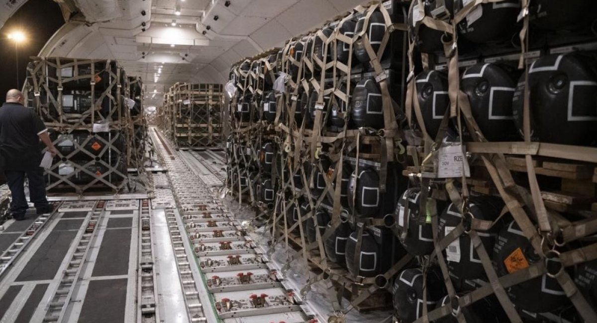 Pallets containing ammunition, explosives and other supplies bound for Ukraine are loaded onboard an aircraft during a foreign military sales mission at Dover Air Force Base, Delaware / Photo credit: USAF Staff Sgt. Marco A. Gomez