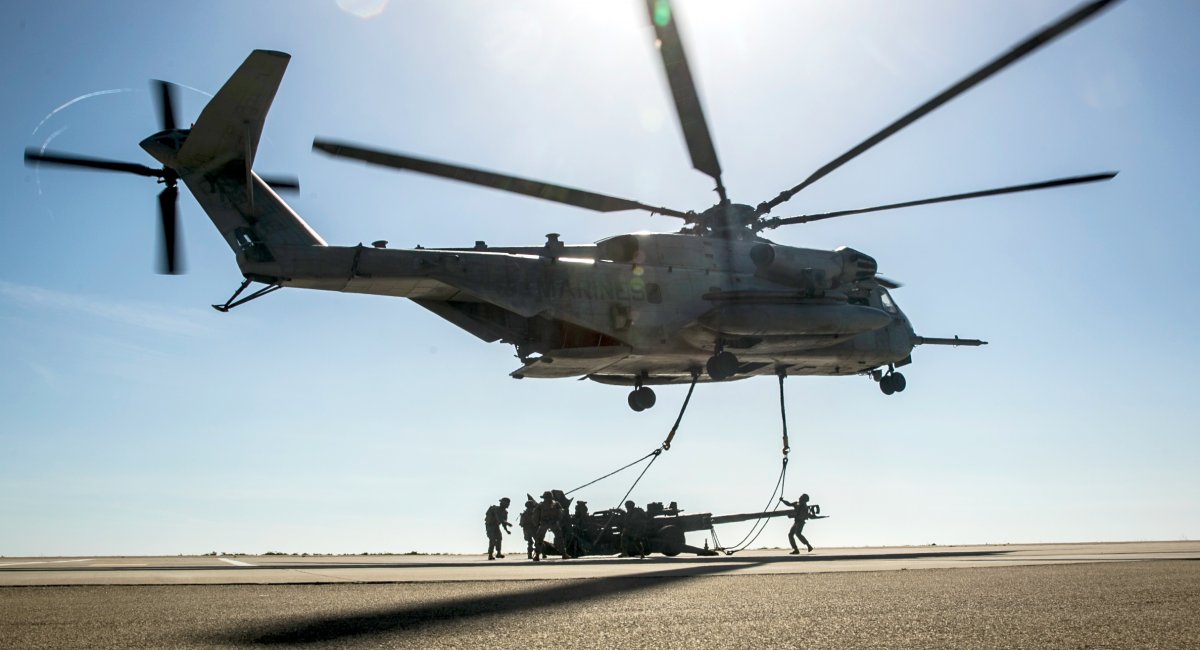 Illustraticve photo: U.S. Marine Corps attach a M777 howitzer to a helicopter during a training in April 2017 / Photo credit: Vertical Flight Society
