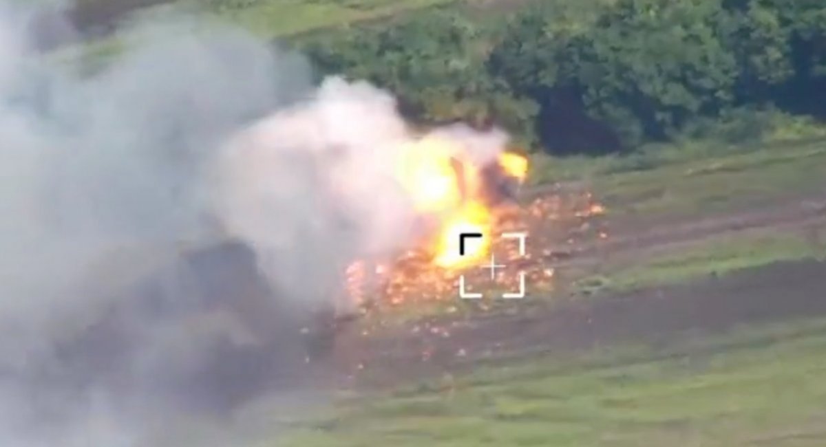 Thanks to quick and effective interaction and a well-aimed shot, the ammunition that the occupiers were putting in their self-propelled howitzer caught fire