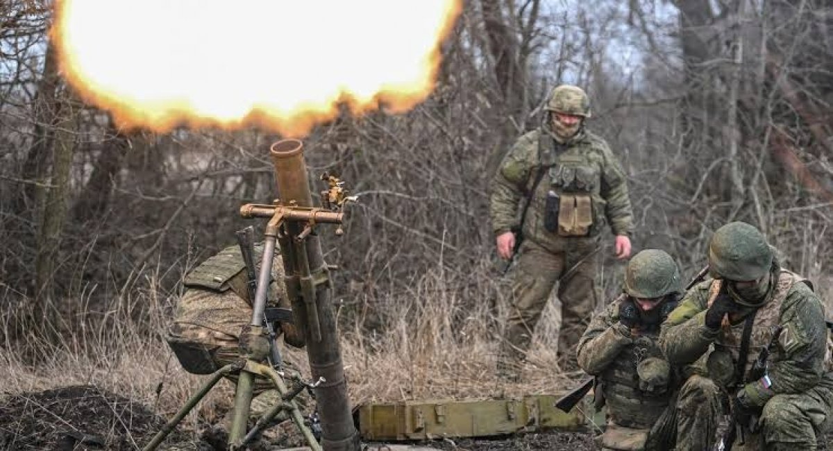 Illustrative photo of russian forces firing a 120 mm mortar