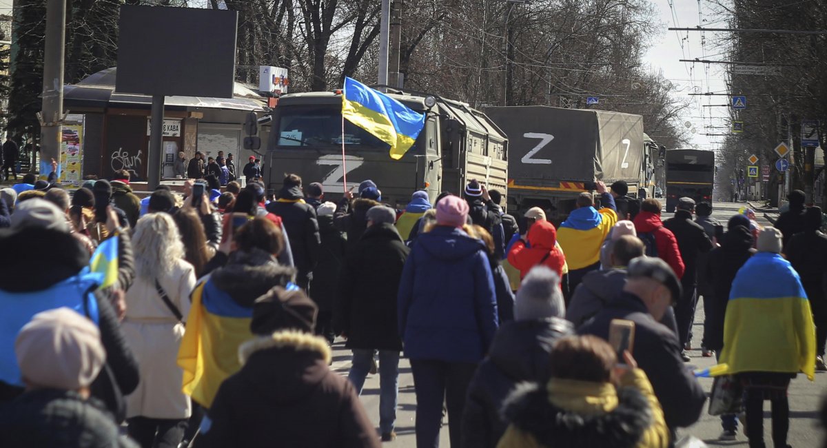 Illustrative photo: pro-Ukrainian rally in the russian-occupied city of Kherson, March 2022. / Photo credit: Reuters
