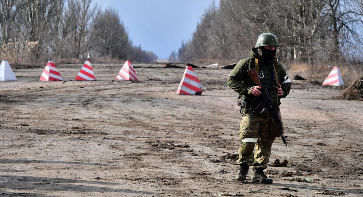 An armed occupier guards russian military facilities in Crimea / Open source illustrative photo