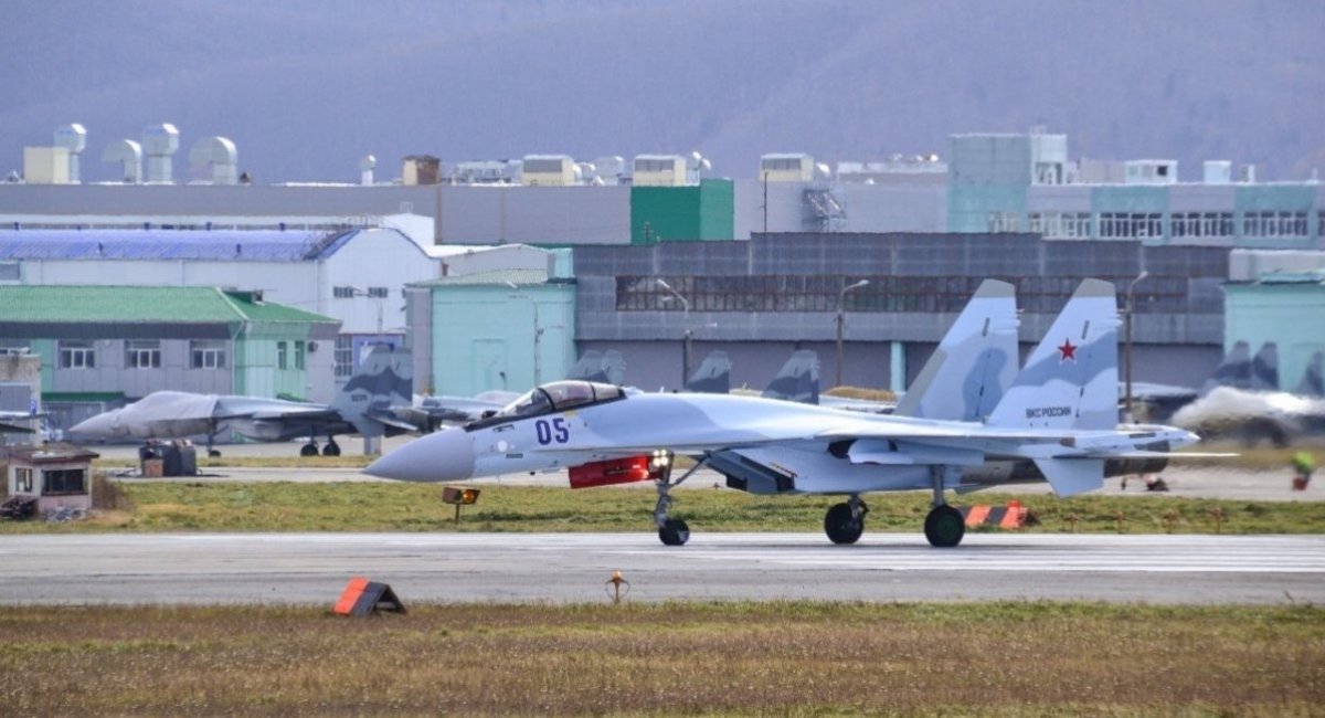 Russian Su-35S aircraft for the russian Aerospace Forces against the backdrop of Su-35SE aircraft, which may soon be transferred to Iran, Komsomolsk-on-Amur, October 2022 / open source 