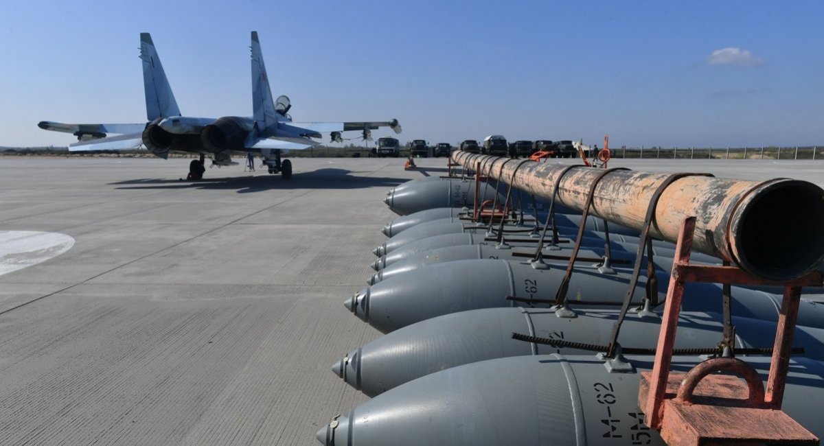 A russian Su-34 bomber jet next to a row of FAB-250 bombs / Open-source illustrative photo