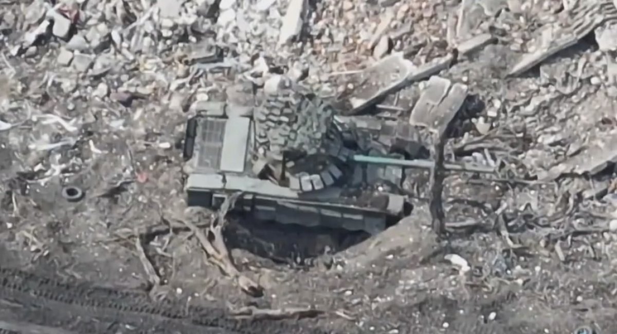 A russian T-72B3 Obr. 2016 abandoned in Marinka, Donetsk Oblast / Photo credit: https://twitter.com/UAWeapons
