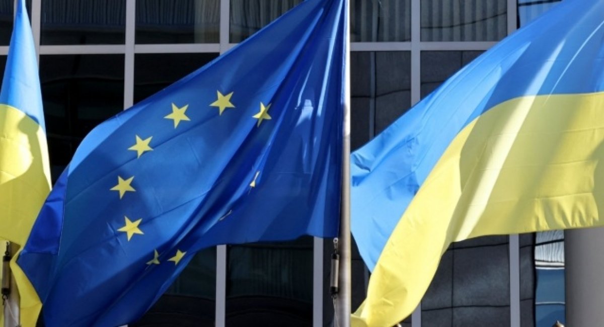 Ukrainian flag was lifted among the 27 EU participants at the European Commission headquarters in Brussels / Photo credit: AFP via Getty Images