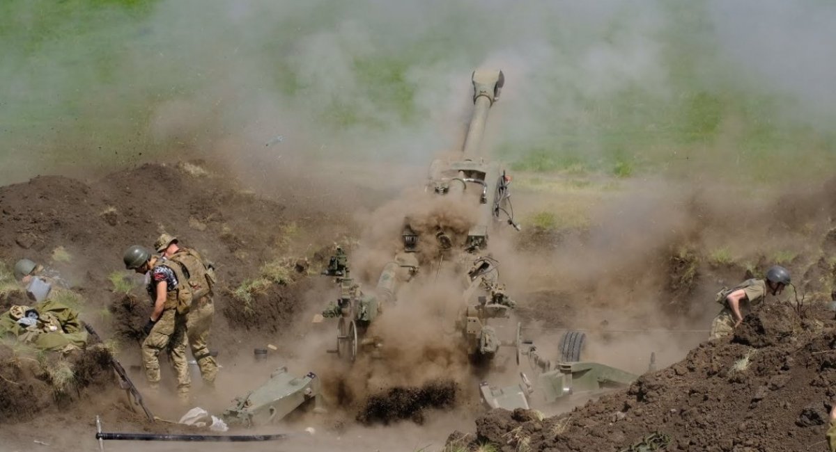 Ukrainian artillerymen make a fire from american M777 howitzer