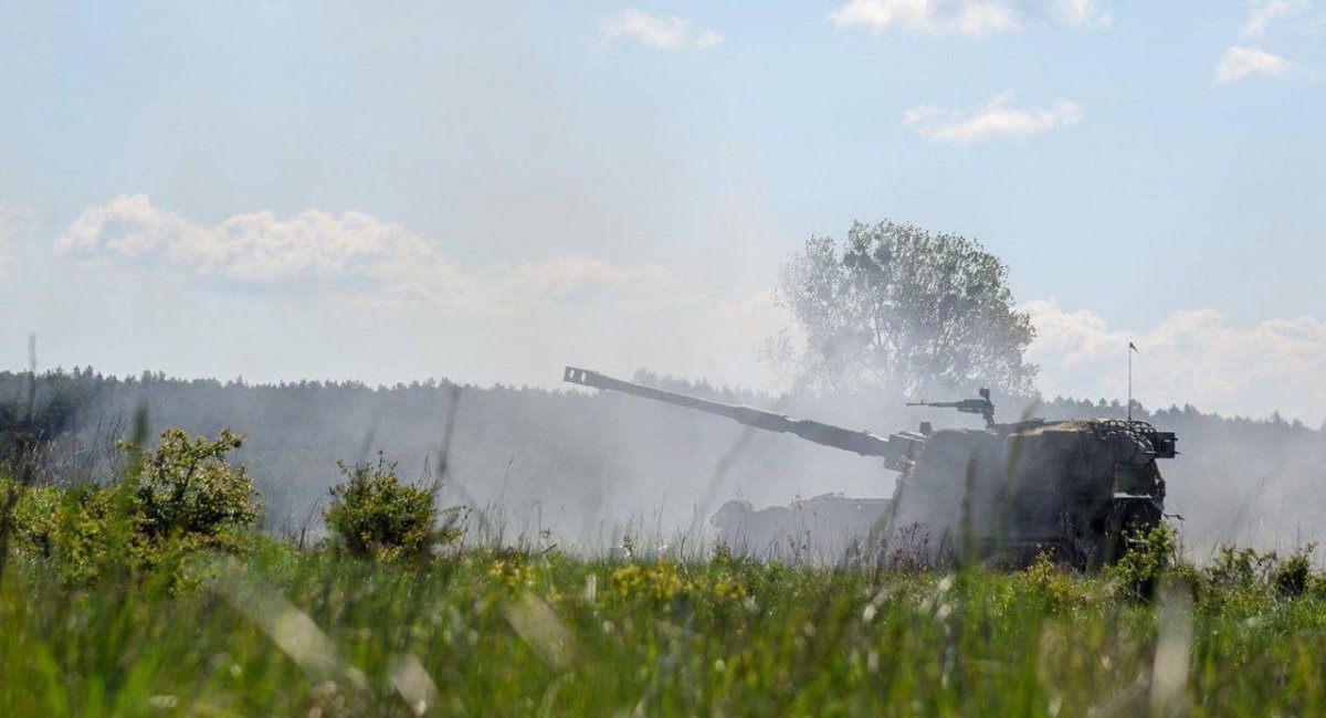 Photo for illustration / AHS Krab self-propelled artillery howitzers in Ukraine