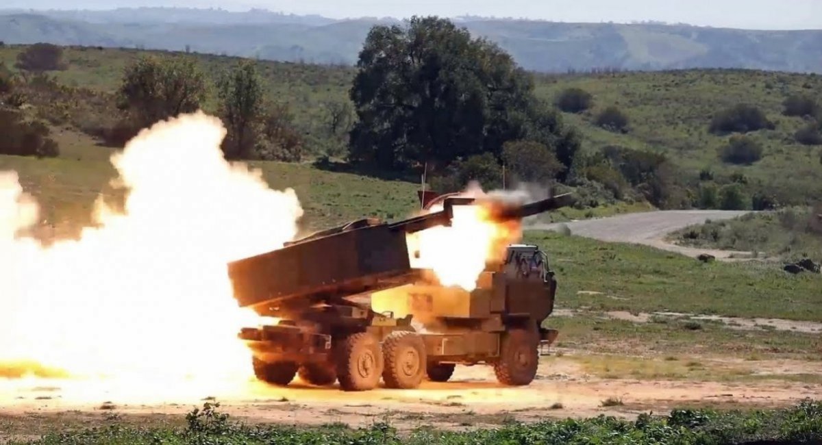 The HIMARS launcher is capable of carrying and firing various types of rockets, including the Guided Multiple Launch Rocket System (GMLRS) / Foto credit: U.S. Marines 