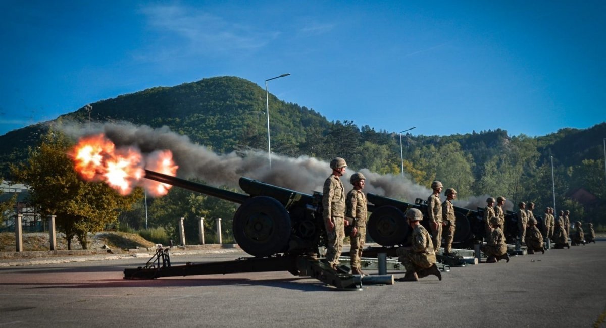 A battery of D-30 howitzers salutes / Photo credit: Ministry of Defense of Montenegro