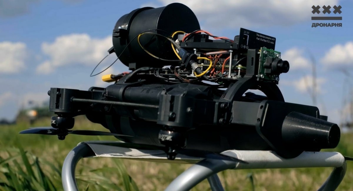 FPV drone with controle signal provided by an optic fiber cable / Illustrative photo credit: Dronarnia