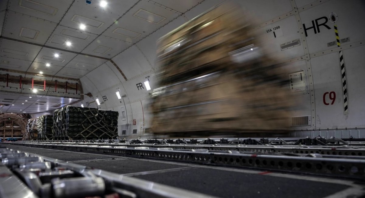 Pellets with weapon supplies for Ukraine / Illustrative photo credit: Staff Sgt. Marco A. Gomez, U.S. Air Force