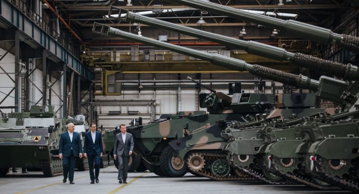 In Juny, 2022, Poland has announced a deal to sell Polish-made Krab self-propelled tracked gun-howitzers to Ukraine for almost 3 billion zloty (€650 million) / Photo credit: Polish Government