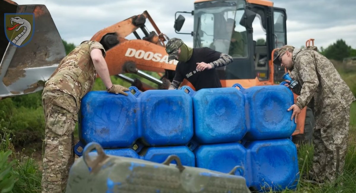 Ukrainian military assemble a modular plastic pontoon, July 2025, Ukraine / Screenshot credit: 61st Mechanized Brigade