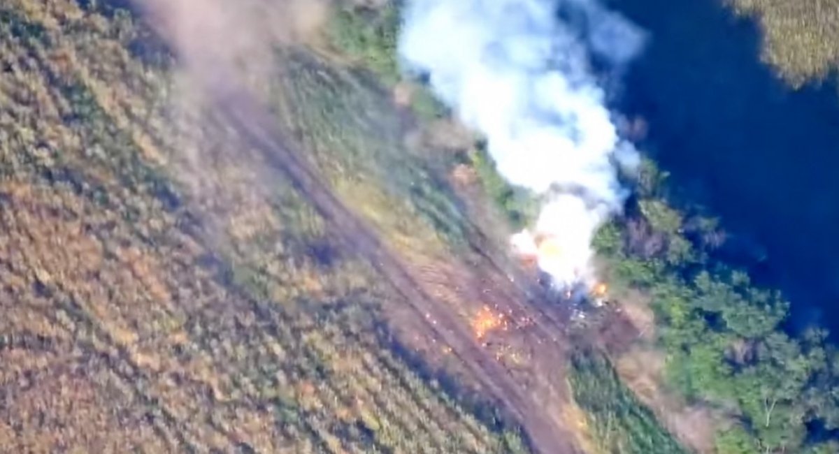 Russian 2S1 Gvozdika self-propelled artillery system on fire / screenshot from video