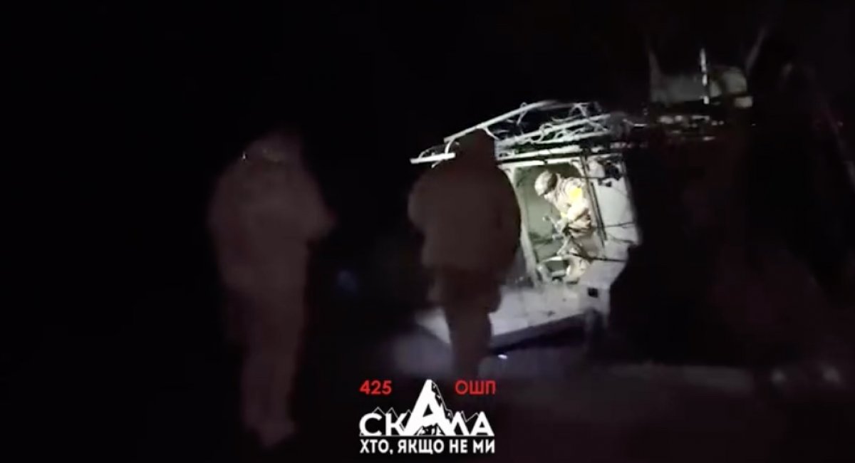 Ukrainian fighters repel enemy attacks and rescue their comrade under fire / screenshot from video 