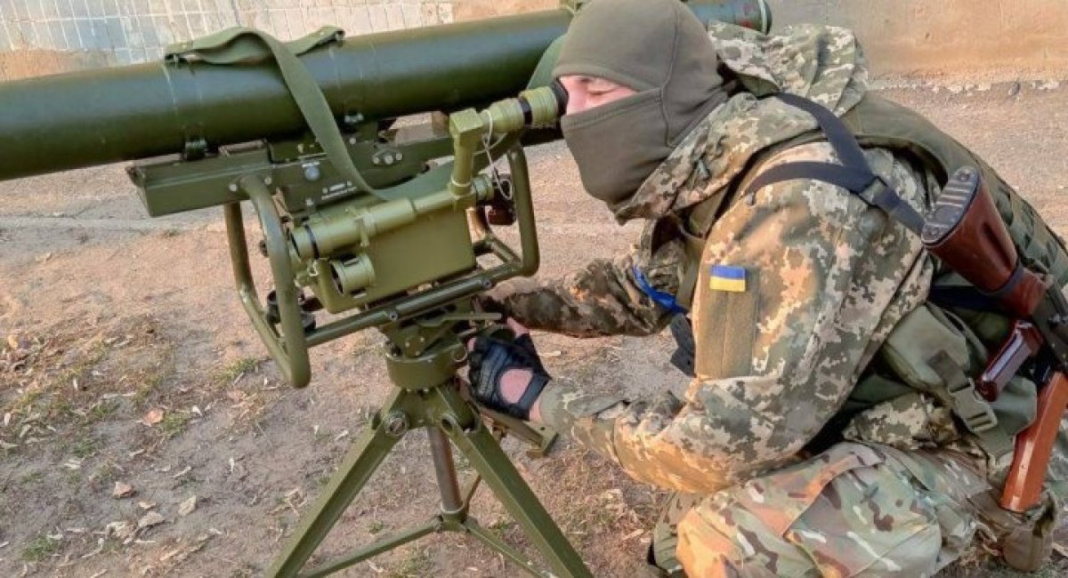 Illustrative poto: a Ukrainian soldier seeking for a target of his Stugna-P ATGM / Photo credit: LB.ua, General Staff of the Armed Forces of Ukraine