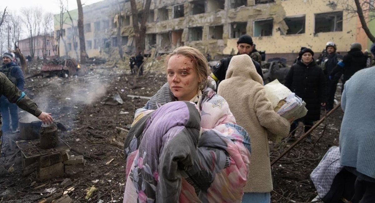 Little girl after an air strike on the maternity hospital. Mariupol, Donetsk region / Photo credit: Ukraine NOW