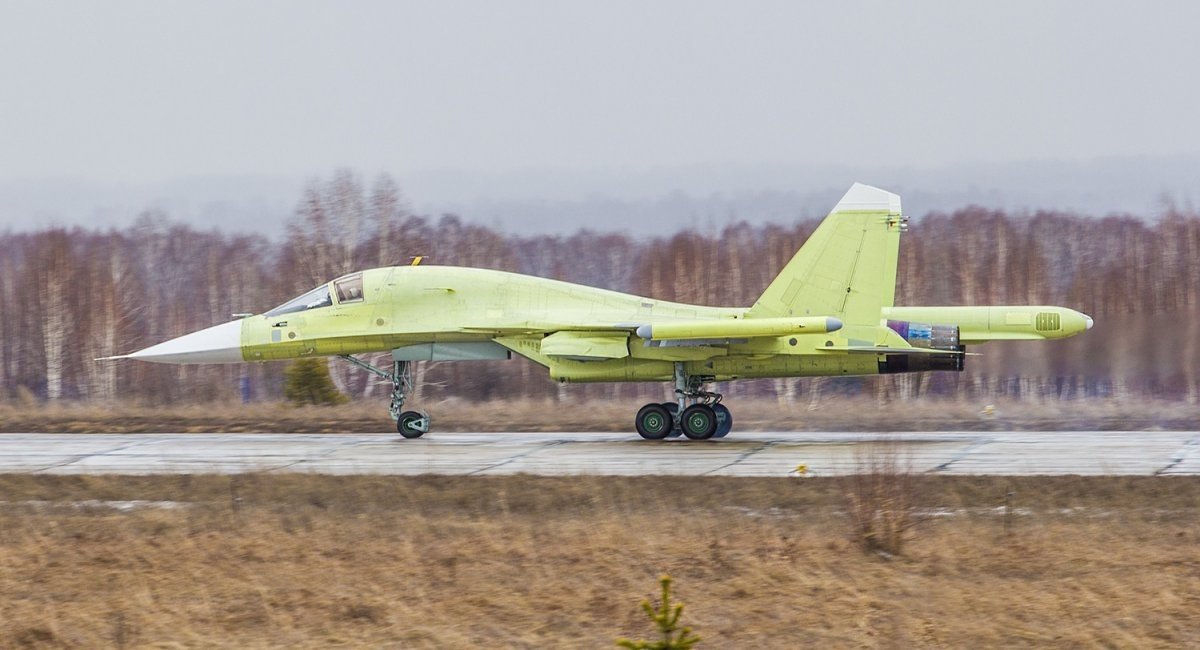 An unpainted russian Su-34 fighter during a flight test / Open-surce illustrative photo