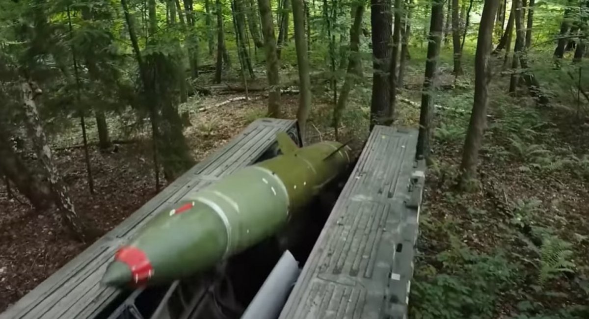 A Tochka-U missile is prepared for launch by Ukrainian troops / Screenshot credit: Donbass.Realities – RFE/RL