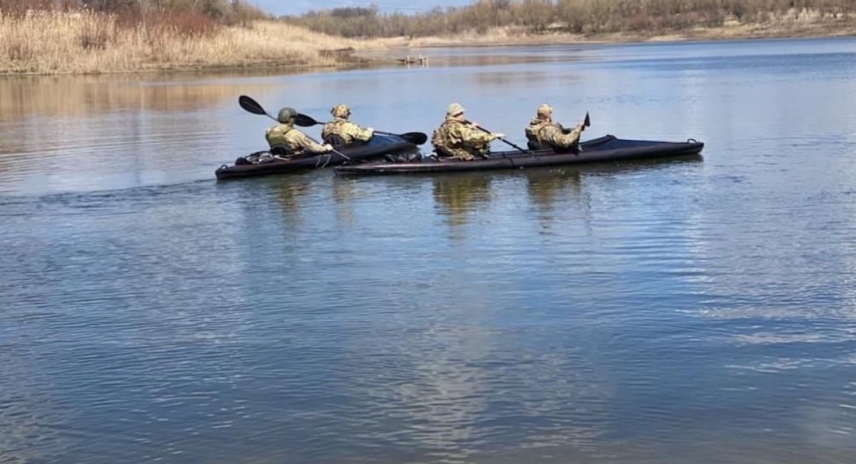 The Armed Forces of Ukraine mastering river crossing on kayaks / Photo credit: Bild