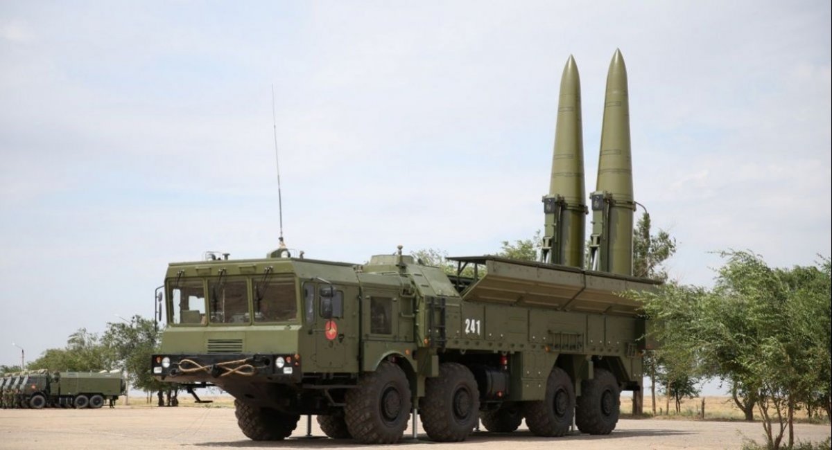 9P78-1 transporter-erector-launcher equipped with two 9M723 quasi-ballistic missiles of the Iskander-M mobile short-range ballistic missile system/ Open source photo