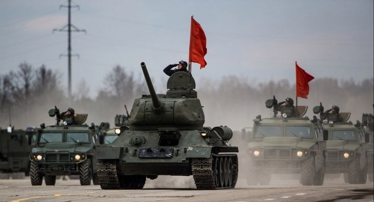 russians preparing for a parade using Soviet-made T-34-85 tanks / Open source illustrative photo
